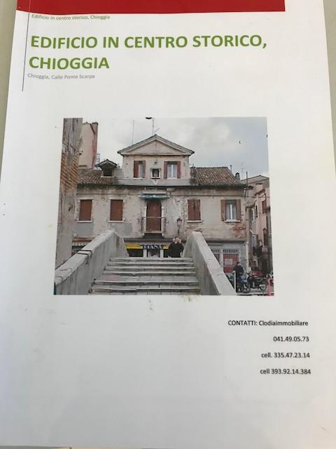 Vendesi casa intera da ristrutturare parzialmente con negozi , cortile e cantine